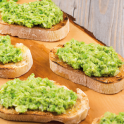 Bruschetta courgettes, basilic, pignons de pin