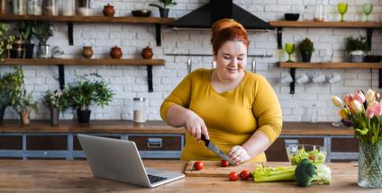 femme-ronde-repas-sain