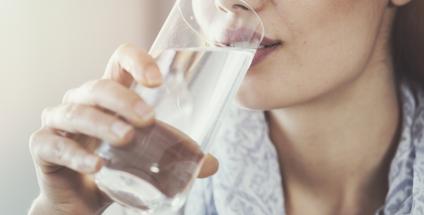 L'eau apporte des oligoéléments mais pensez aussi à l'alimentation