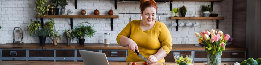 femme-ronde-repas-sain