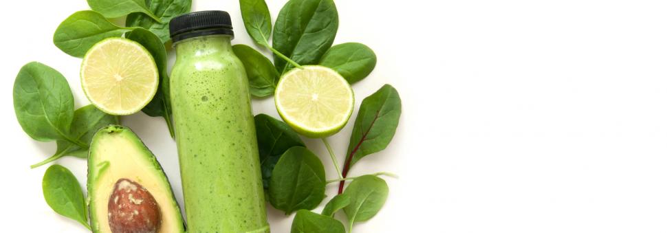 Fruits et légumes frais entiers ou en jus comme l'avocat et le citron sont de bons soutiens détox