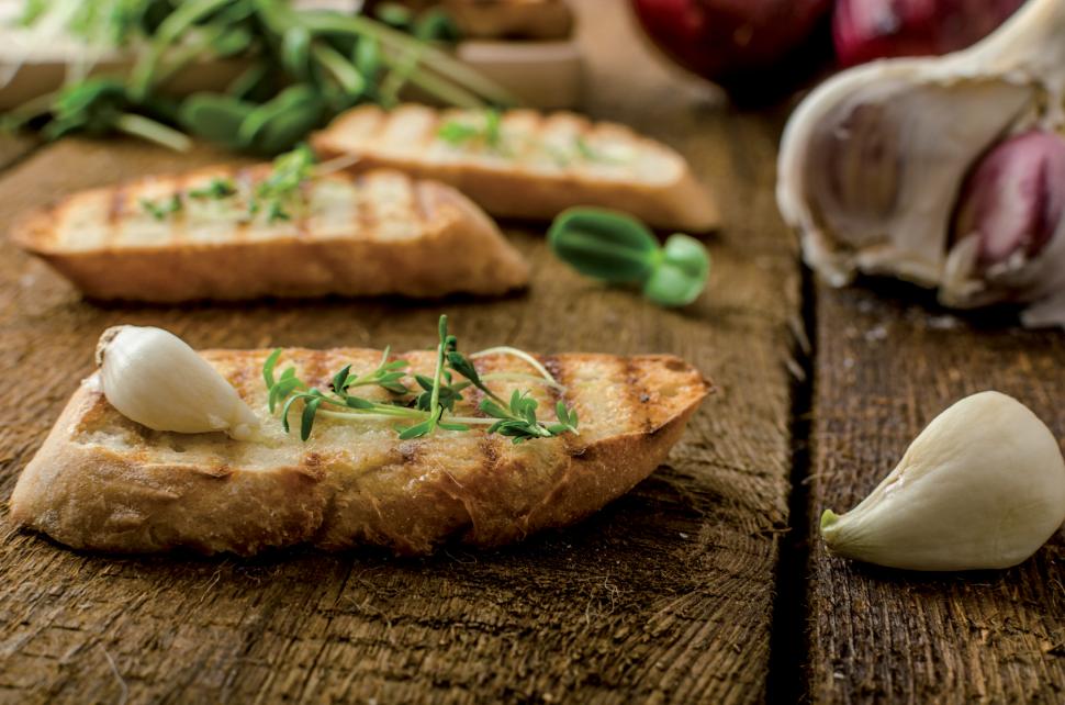 Crostinis aux olives et aux herbes