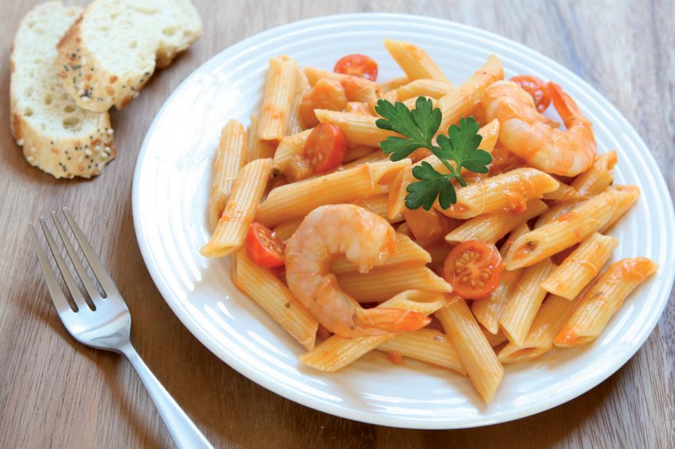 Penne complètes aux crevettes et sauce marinara