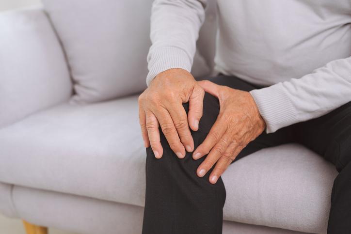 Avec l’âge, le taux de silicium diminue inexorablement générant des problèmes articulaires, au genou notamment