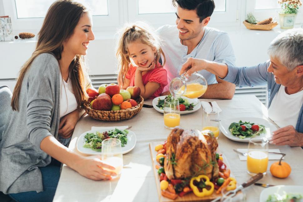 Famille à table, fruits et légumes comblent les besoins en oligoéléments